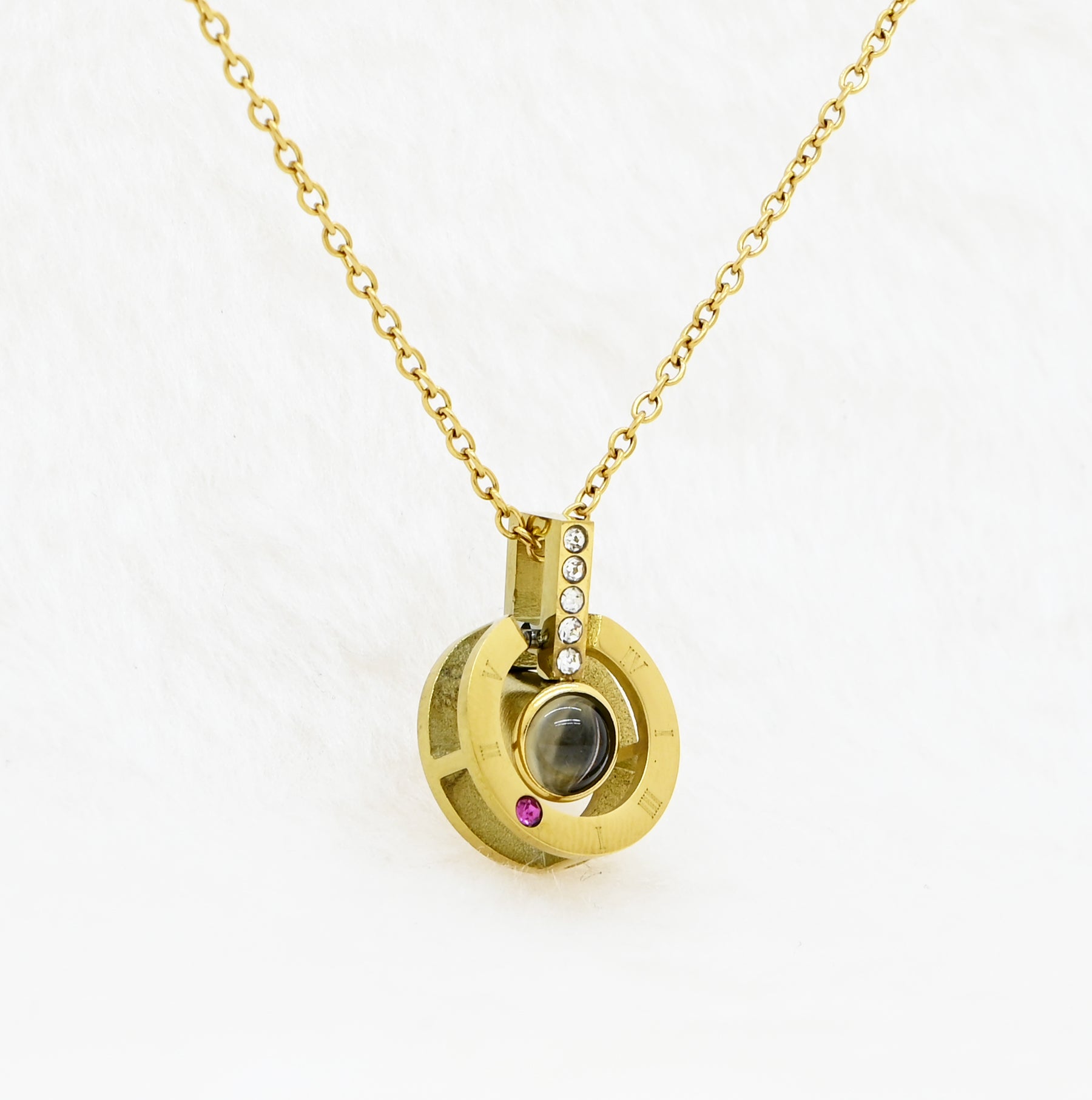 custom-photo-projection-circle-necklace-gold-with-cz
