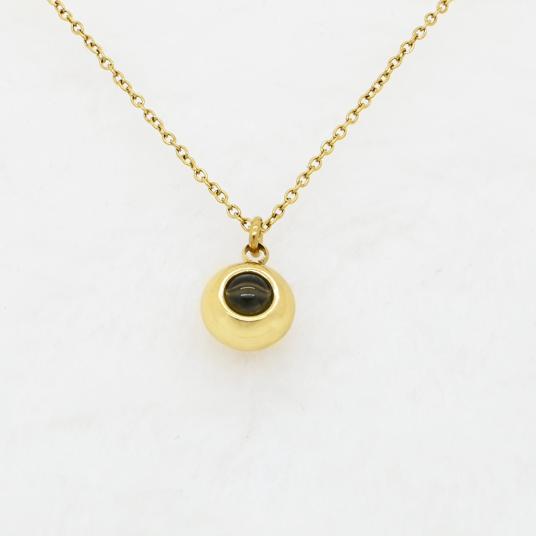 custom-photo-projection-circle-necklace-gold